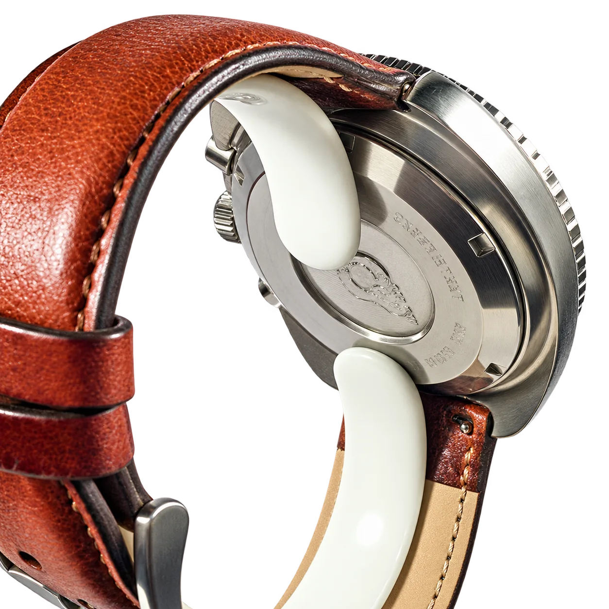 Une montre au bracelet en cuir brun et au boîtier en acier est présentée de dos sur un support blanc, devant un fond uni clair.