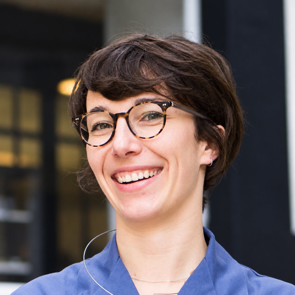 Portrait de Marie L’Helguen Pacaud devant la vitrine