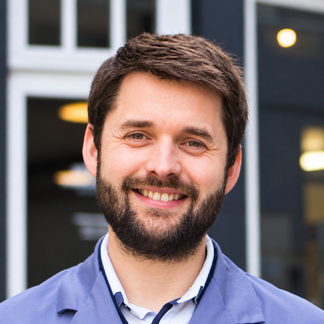 Portrait de Nominoë Gasnier devant la boutique